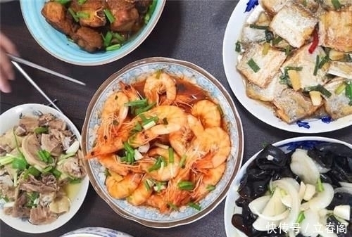 陪男友坐十小时火车回家,准婆婆半夜下厨,一桌菜让我宾至如归