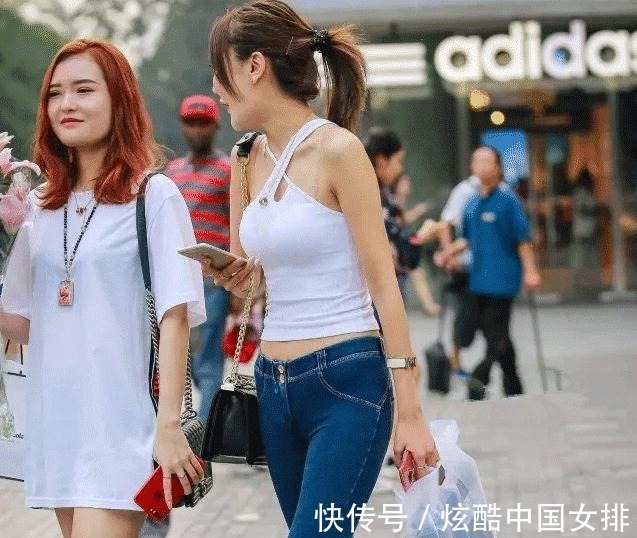 紧身牛仔裤|紧身牛仔裤穿在身上，精致又大方，整个人看起来也显得气质十足