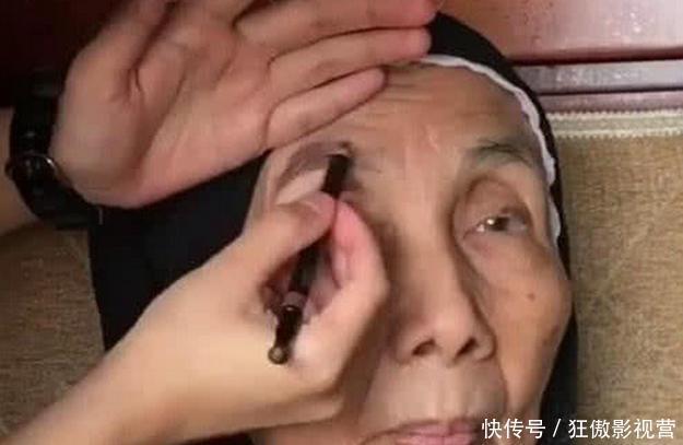 小姐姐给90岁奶奶化妆，看到正脸那一刻，网友：蒙娜丽莎？