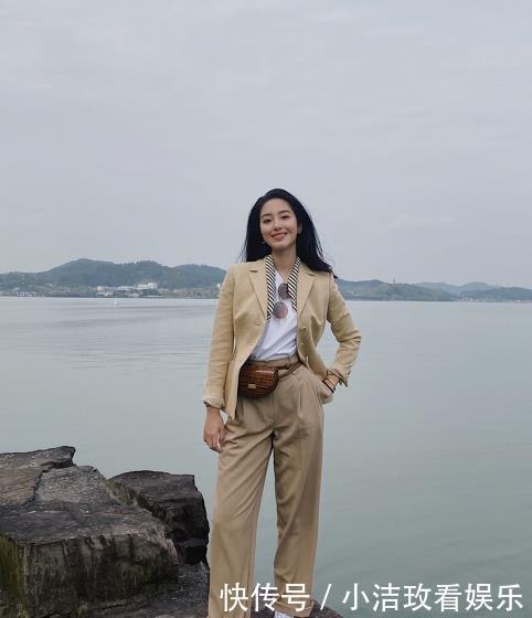 大气|王智颜值高,还非常会穿,低马尾配黑色连衣裙高贵大气,魅力十足