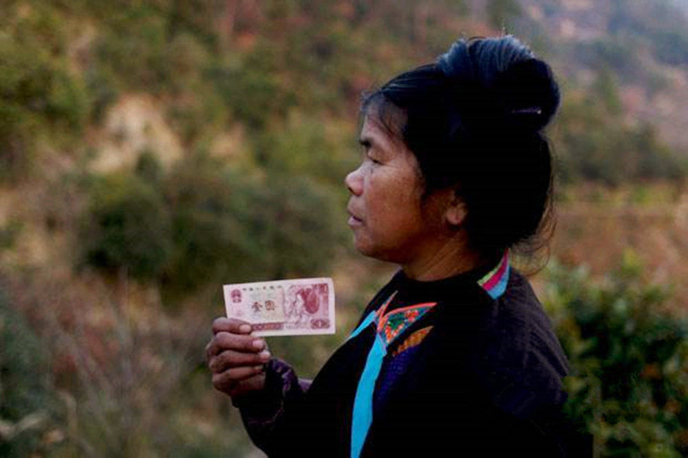 16岁被印上壹圆人民币的侗族少女石乃引,如今十指发黑令人感慨