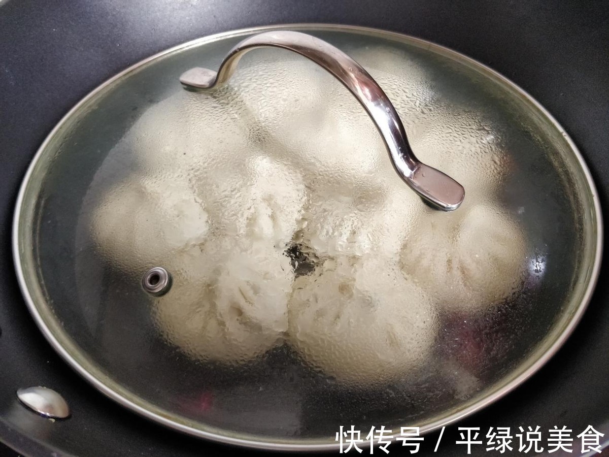 白菜猪肉水煎包,连吃一盘不过瘾,早餐不用出去吃了