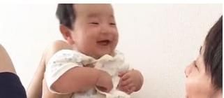小宝宝|是有多爱爸爸,小宝宝见了爸爸笑的前仰后合,太萌太可爱了