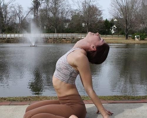 姿势|你的腰部有多灵活？能做到她的一半就算厉害了