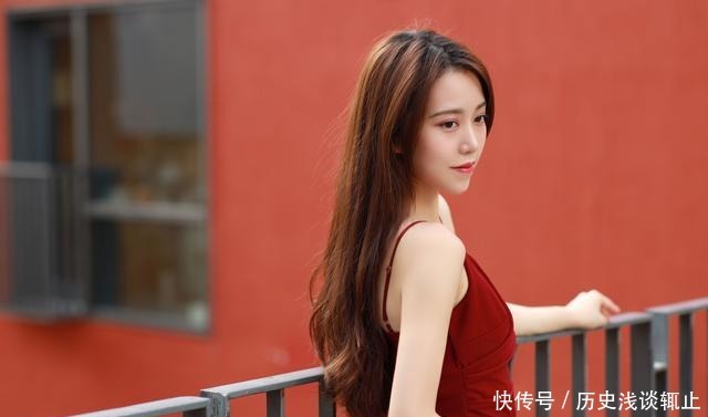 紧身|小姐姐一袭吊带紧身连衣裙，身姿妖娆耐看，这样的穿搭特显身材