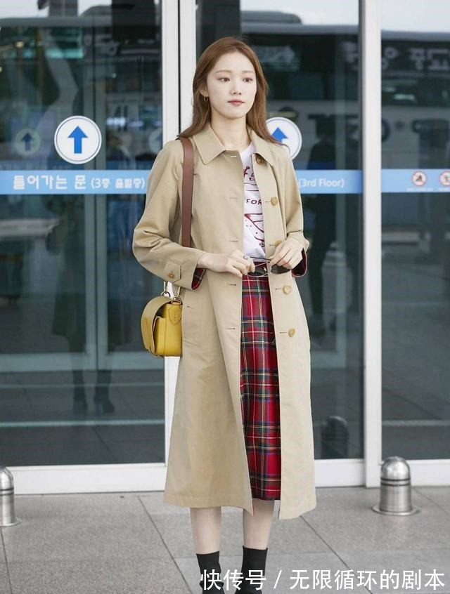 卡其色 风衣火了十几年,该换个穿法了!这些“新潮搭配”,时髦又高级!