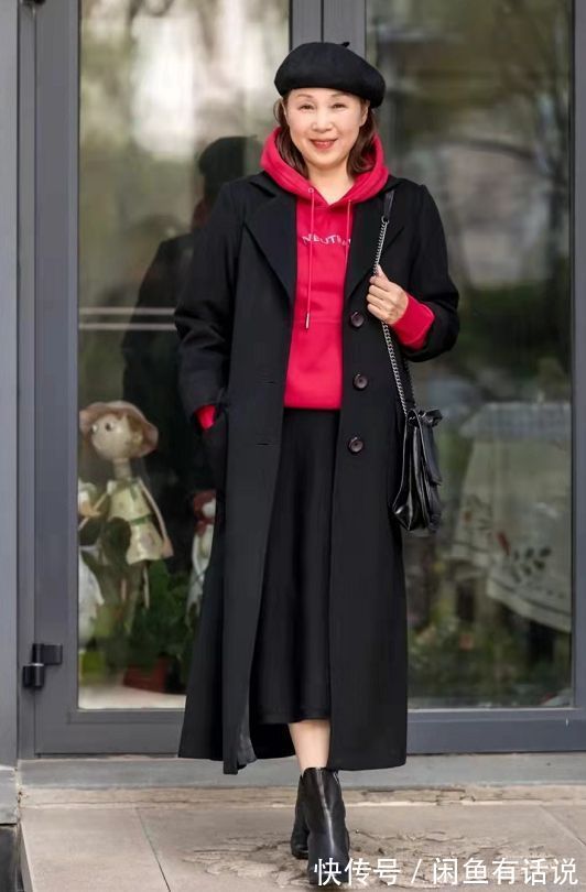 时尚 65岁奶奶用一件“红卫衣”,搭出阿姨辈的精气神,照穿减龄又洋气