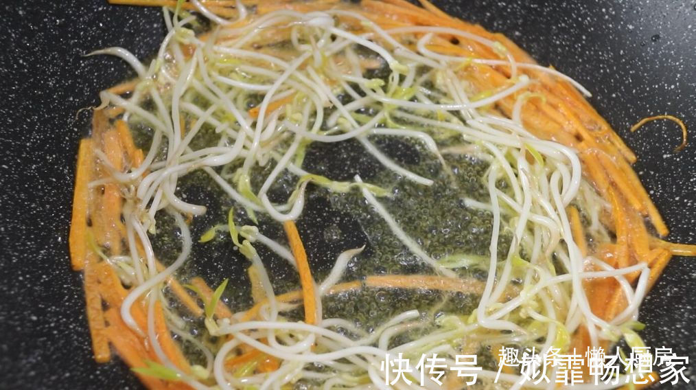 这是海鲜炒米粉的做法，加点它们一起炒，可做菜也可做主食