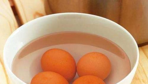 煮鸡蛋的时候，不要直接下锅煮，学会这样做，鸡蛋壳自动脱落