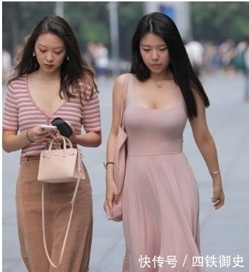 街拍粉红连衣裙穿搭,走在街上,彰显出年轻辣妈的时尚品味
