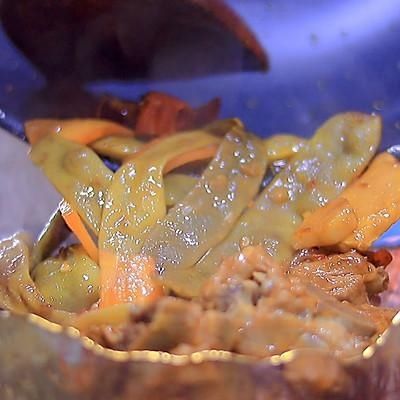 适合全家的东北菜排骨炖豆角,老人小孩都爱吃