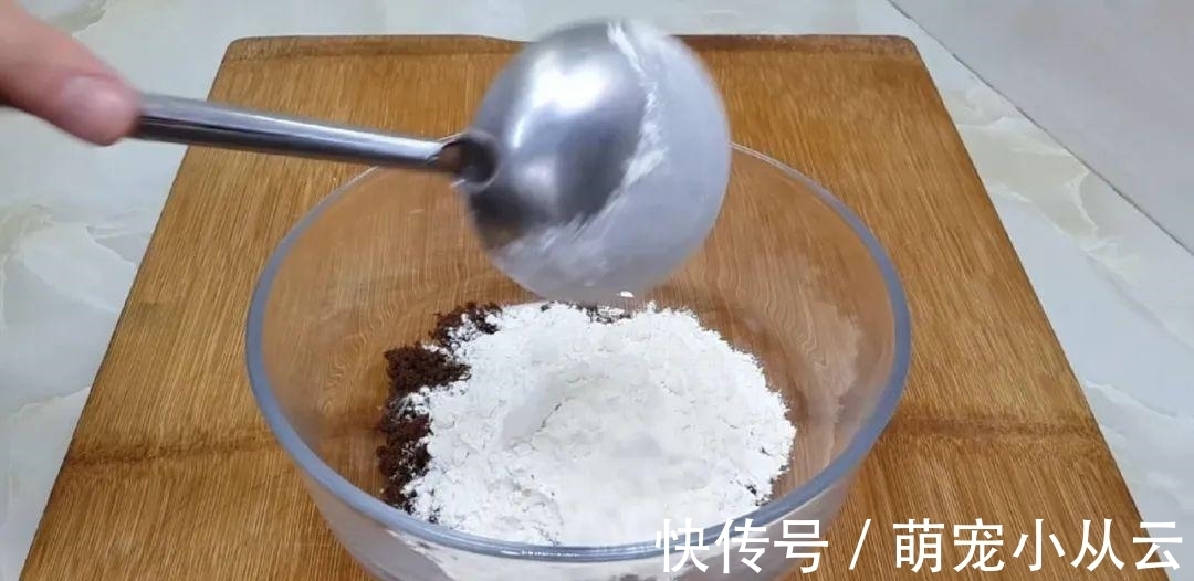 面粉这做法太香了,开水一烫,焦脆又空心,比油饼鸡蛋饼好吃几十倍