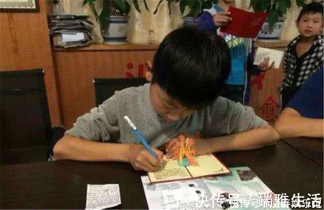 书桌|哥哥做试卷被难倒，把妹妹拎来当“吉祥物”，妹妹乖巧模样萌翻了