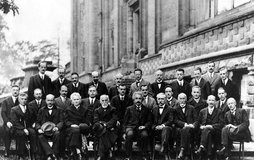 质量为10g的子弹，如果以光速朝地球冲过来，地球会毁灭吗？