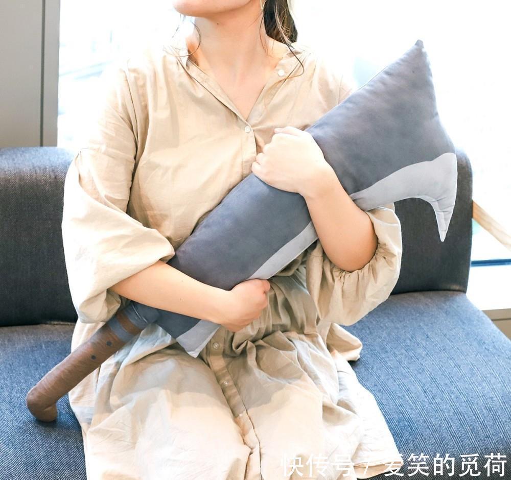 手感|柴刀警告!《寒蝉 卒》同款柴刀抱枕推出,握持手感很棒