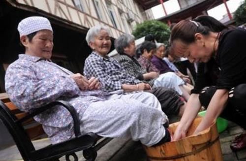 “宁可要没出息的儿子,也不要有能力的女儿”,老人的话引起热议