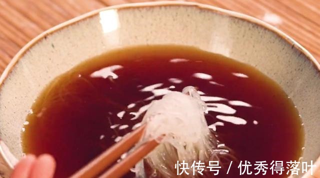 鲜酸微辣的捞汁粉丝,简单好吃的家常美味,家人特喜欢!