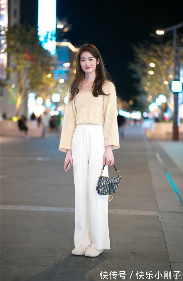 穿搭 毛衣下面不一定搭裙子,今年流行毛衣搭配奶奶裤,温暖又显气质