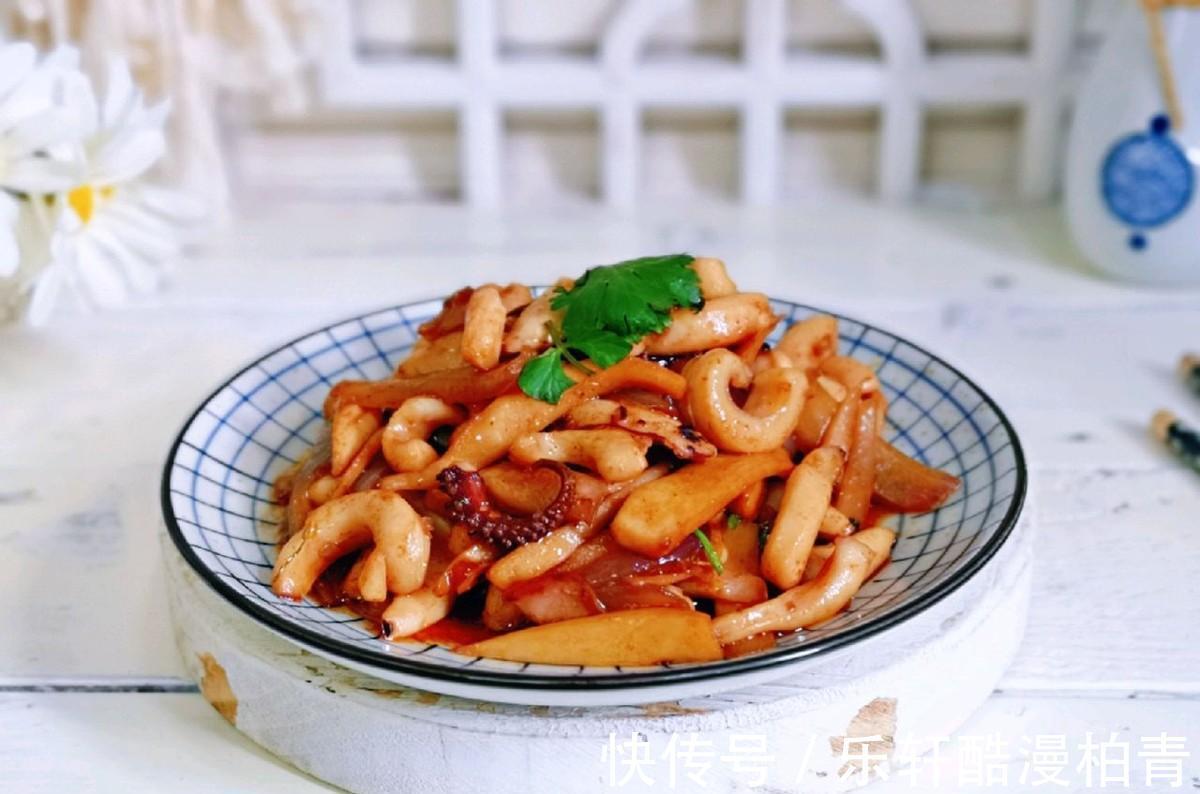 降血脂|杏鲍菇这样做，大人孩子都爱吃，加入鱿鱼一起炒，味道更加鲜美