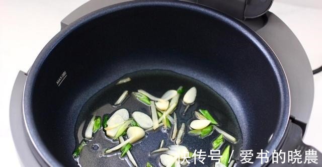 秘制|秘制双椒爆肉丝，孜然味满当当，下饭下酒又营养丰富！