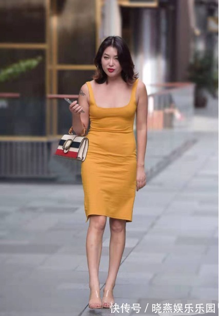 吊带连衣裙|黄色大V领连衣裙搭配透明凉鞋,宽松舒适,青春减龄