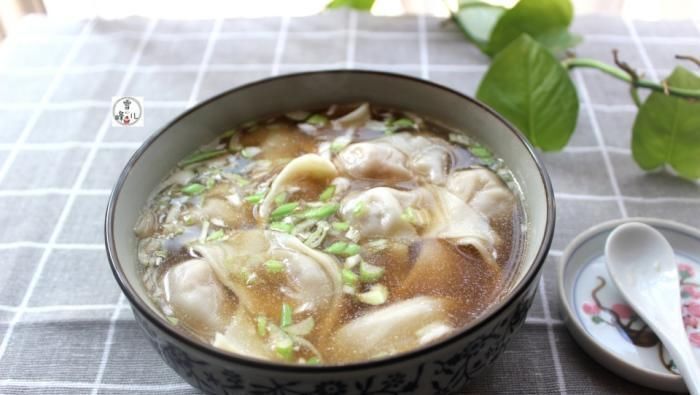 吃馄饨，馄饨汤这样调，简单又鲜美，早餐来1碗，吃得饱营养好