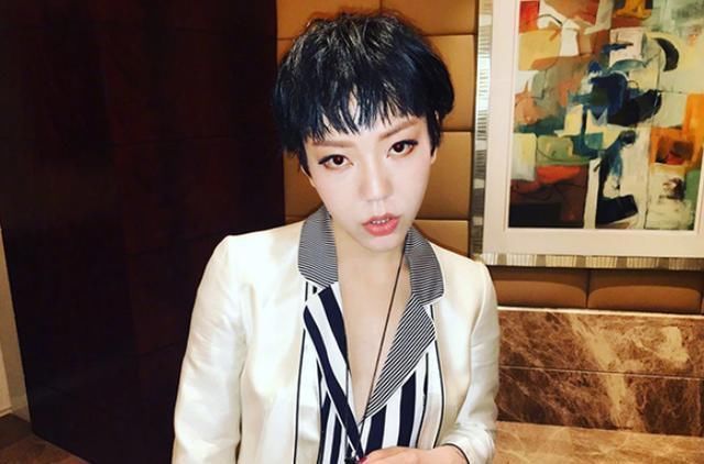 小魔女 走进吴莫愁现实中的家,餐厅是要当会议室用两排座椅能坐几十人