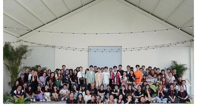 合照|《奇藝劇本鯊》殺青，王源在合照中存在亮眼，而橫幅口號(hào)土氣滿滿