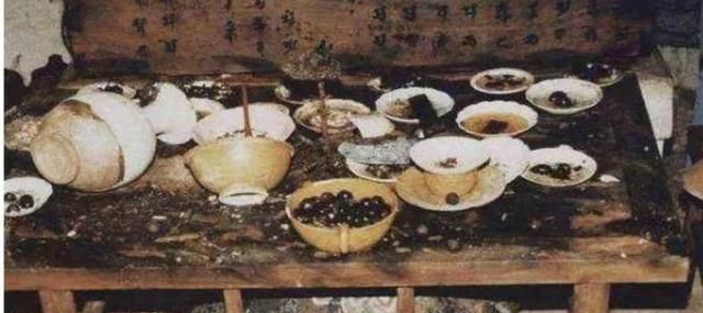千年古墓被发现,出土了一桌酒席,墓中还写了12个字
