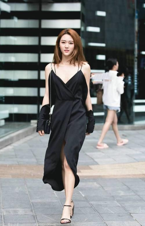 大长腿|粉色大衣搭出街太甜美，非常养眼好看，高贵的颜值和气质太高冷