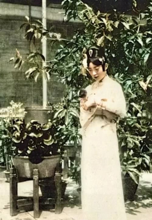 皇后|末代皇后婉容罕见照:第1张端庄大气,第4张是她唯一一次穿朝服
