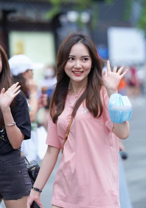 超可爱粉嫩大T恤穿搭，性感可爱，轻松减龄变少女