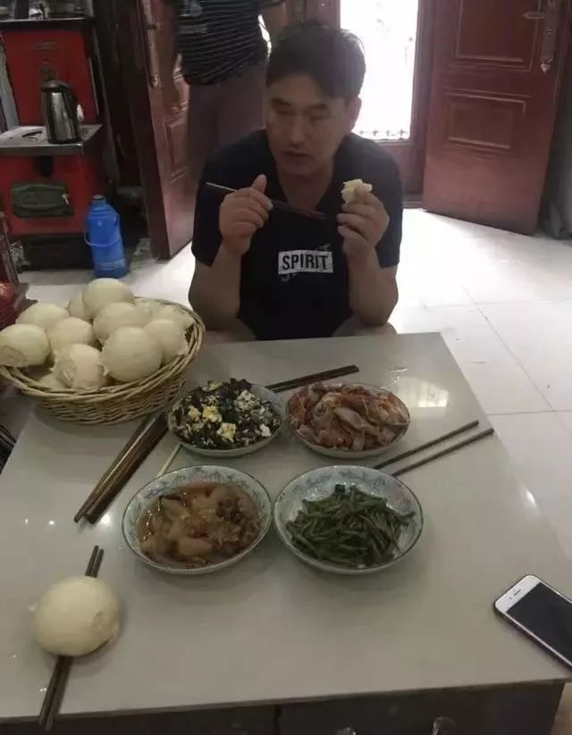 伙食|朱之文又曬美食但網(wǎng)友的目光卻盯上了飯桌旁邊,暴露了問題