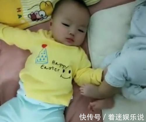 弟弟|双胞胎弟弟梦见吃鸡腿,咬着哥哥的脚不放,哥哥的反应让宝妈笑翻
