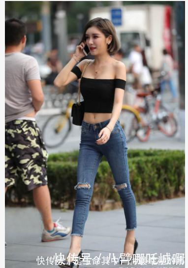 性感 一字肩衬衫搭配暗蓝色破洞牛仔裤,时尚简约,气质不凡