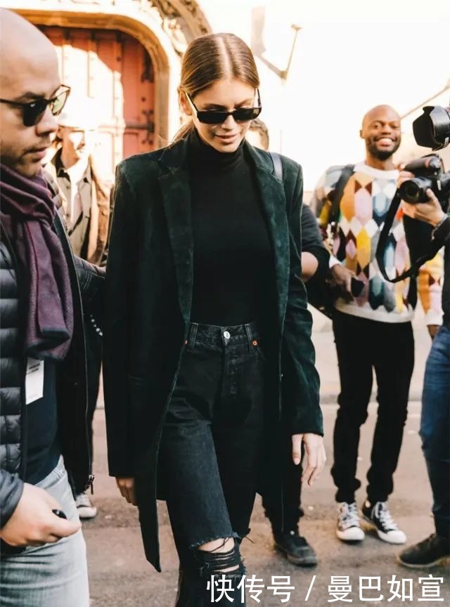 “卫衣”大势已去，今冬开始流行“赫本风”毛衣，简约百搭又高级