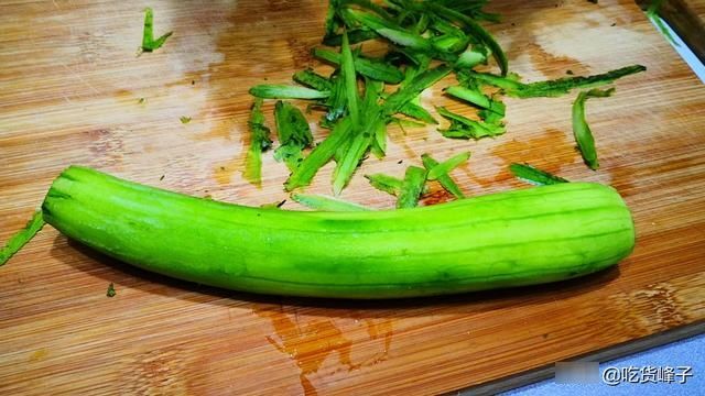丝瓜炒鸡蛋|炒丝瓜时，最忌直接下锅炒，教你1招，丝瓜翠绿不发黑、还不出水
