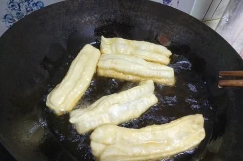 炸油条加酵母是大错特错，老师傅教你正宗配方，油条根根蓬松酥脆
