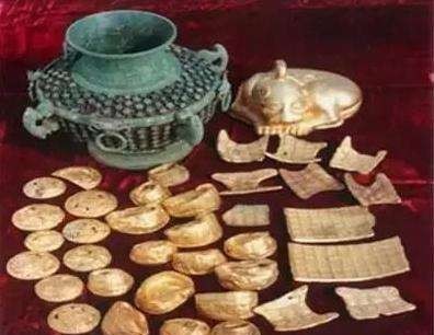 铜壶|一锹挖出40斤黄金,奖励1万遭全村白眼30年,最值钱的还不是金子