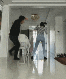 |搞笑GIF:放假送奶奶家,接回来破洞裤不见了