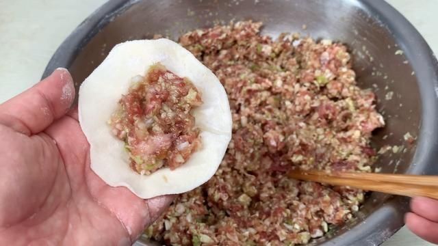 包白菜饺子，有人焯水，有人直接包，大厨：全不对，教你正确做法