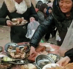 |搞笑段子王: 阿姨,分给其他人一点嘛,这么大一只你吃得完吗?