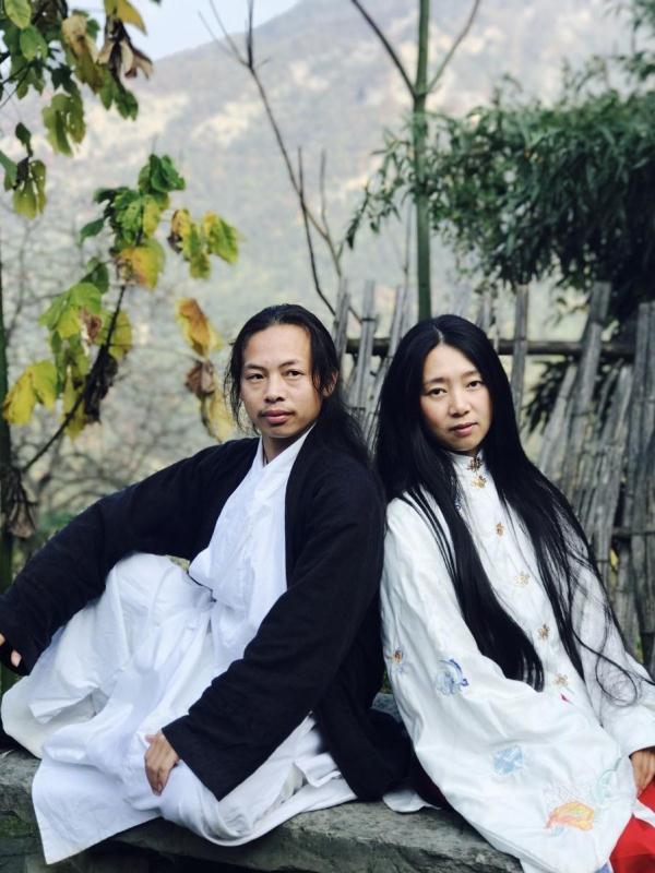 远离喧嚣,夫妻隐居深山8年,住茅屋吃野菜过逍遥生活