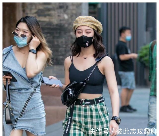 高雅|身材好就是不一样,街头美女的简单穿搭,高雅又大气