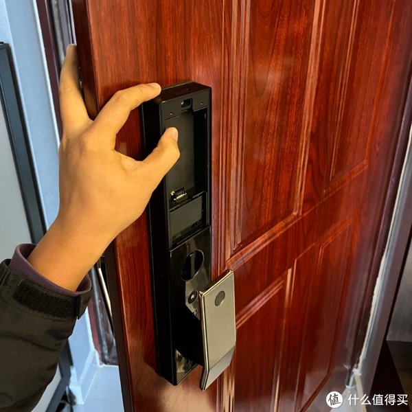 人脸识别|指纹门锁过时了？解放双手的人脸识别智能锁，到家秒开门