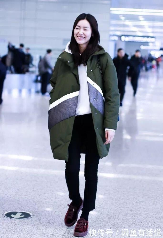 斜挎包|刘雯买菜也不低调,穿近3万羽绒服背1万8包,看着臃肿却不显胖