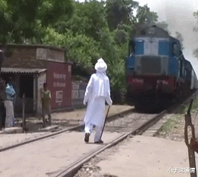 |搞笑GIF段子:找到板凳师傅,估计能把这做成一个开天锤