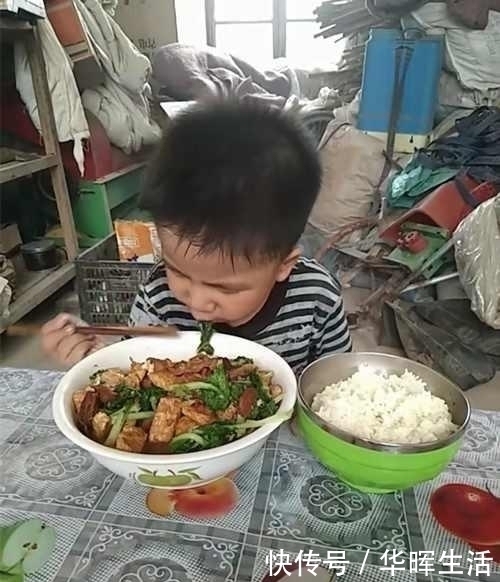 老师|7岁孩子老是在学校说饿,老师去他家一看,一下子就傻了眼