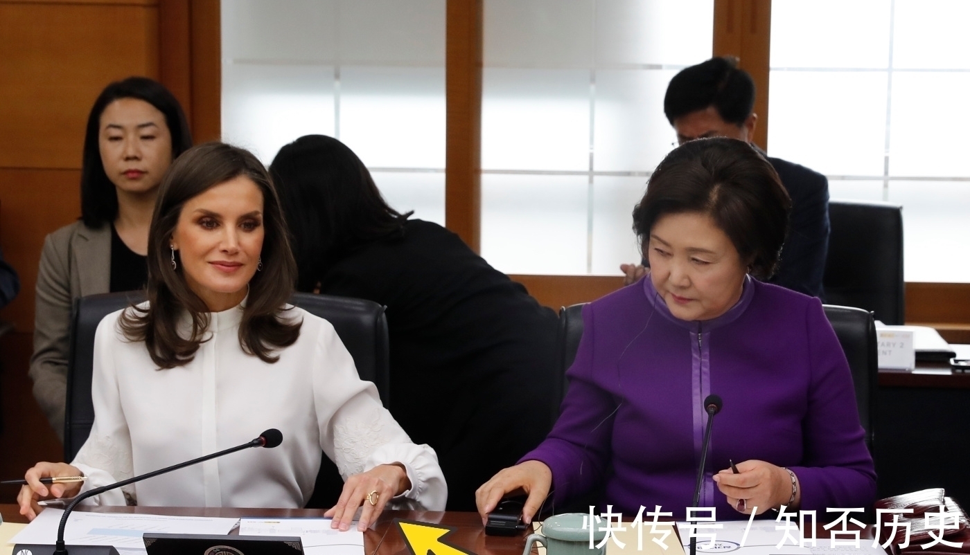 karen!莱蒂齐亚和她近几月不离手的神秘戒指:我终于知道是谁送给她的了