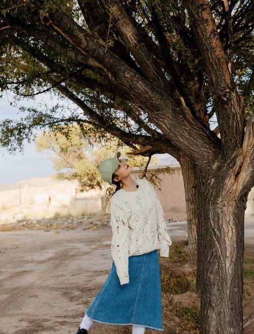 早春，毛衣就买这3个“显白色”，高级不说还减龄，照着穿就好